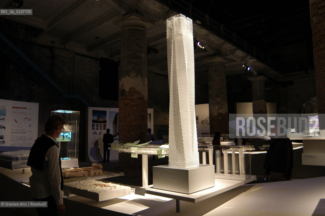 VENEZIA 09/09/04   - 9¡ MOSTRA INTERNAZIONALE DI ARCHITETTURA - BIENNALE ARCHITETTURA : SKIDMORE OWINGS & MERRILL - JINGLING TOWER ©Graziano Arici/Rosebud2