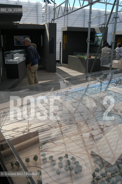 VENEZIA 9¡ BIENNALE ARCHITETTURA PADIGLIONE DI CITTA DACQUA © 2004 Graziano Arici/Rosebud2