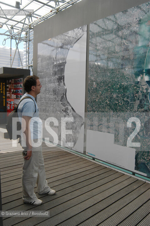 VENEZIA 9¡ BIENNALE ARCHITETTURA PADIGLIONE DI CITTA DACQUA © 2004 Graziano Arici/Rosebud2