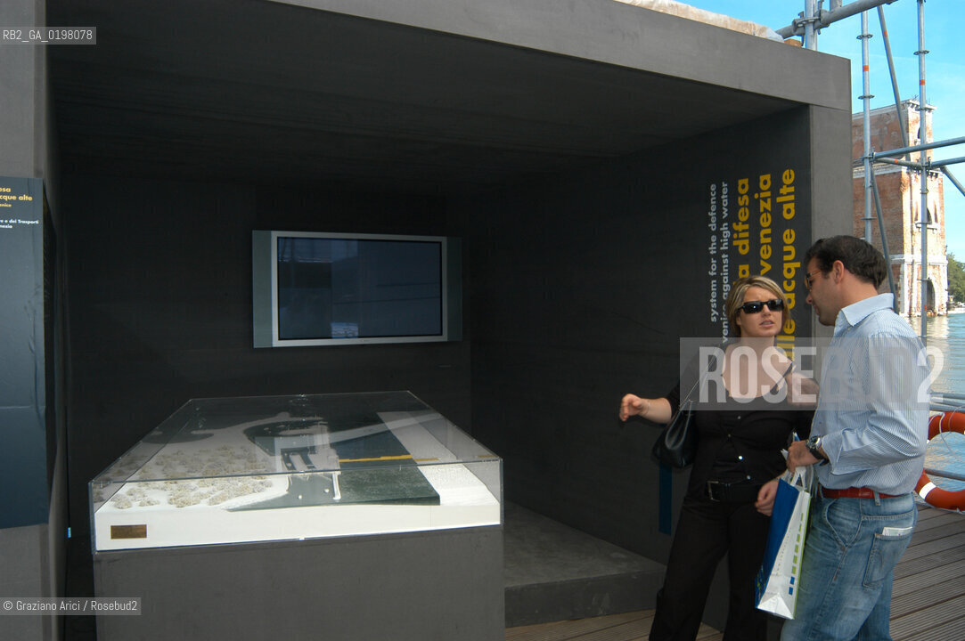VENEZIA 9¡ BIENNALE ARCHITETTURA PADIGLIONE DI CITTA DACQUA © 2004 Graziano Arici/Rosebud2