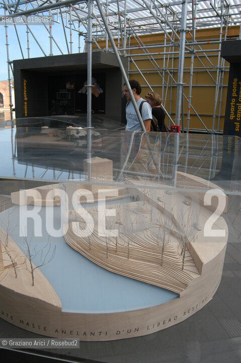 VENEZIA 9¡ BIENNALE ARCHITETTURA PADIGLIONE DI CITTA DACQUA © 2004 Graziano Arici/Rosebud2