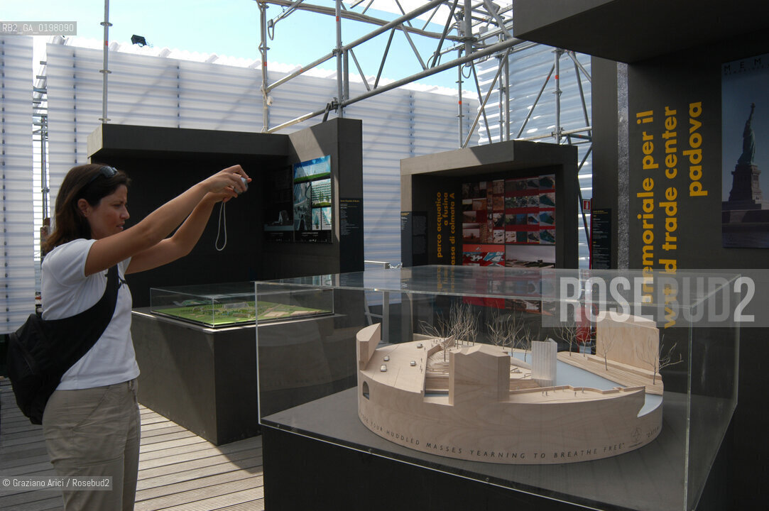 VENEZIA 9¡ BIENNALE ARCHITETTURA PADIGLIONE DI CITTA DACQUA © 2004 Graziano Arici/Rosebud2