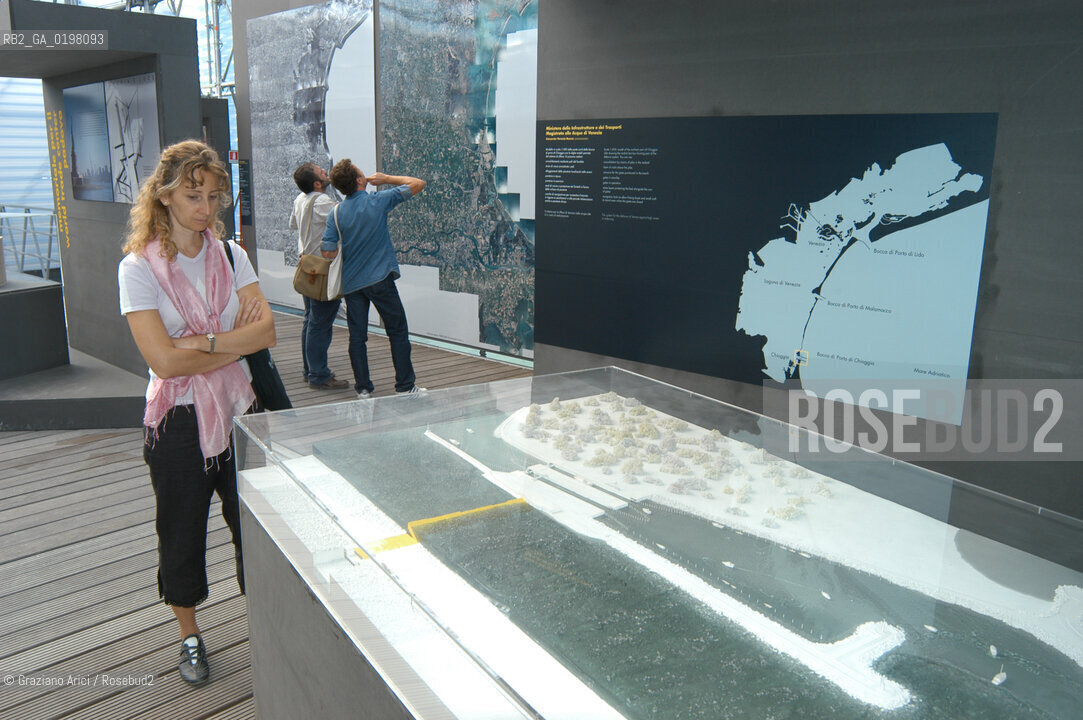 VENEZIA 9¡ BIENNALE ARCHITETTURA PADIGLIONE DI CITTA DACQUA © 2004 Graziano Arici/Rosebud2