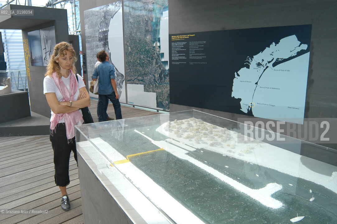 VENEZIA 9¡ BIENNALE ARCHITETTURA PADIGLIONE DI CITTA DACQUA © 2004 Graziano Arici/Rosebud2