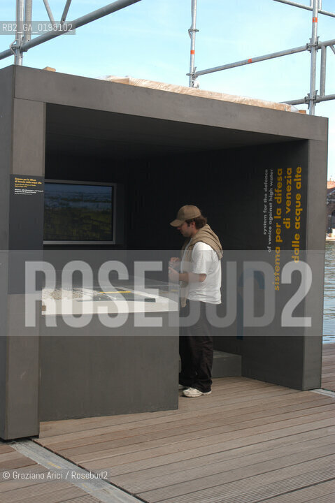 VENEZIA 9¡ BIENNALE ARCHITETTURA PADIGLIONE DI CITTA DACQUA © 2004 Graziano Arici/Rosebud2