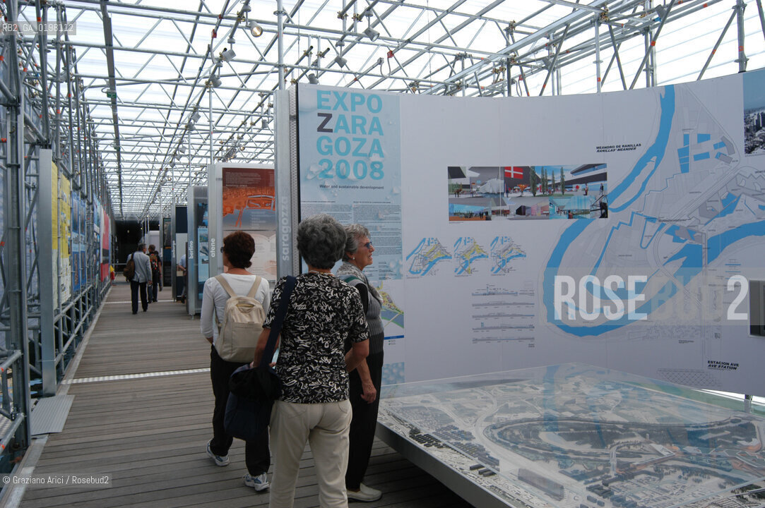 VENEZIA 9¡ BIENNALE ARCHITETTURA PADIGLIONE DI CITTA DACQUA © 2004 Graziano Arici/Rosebud2