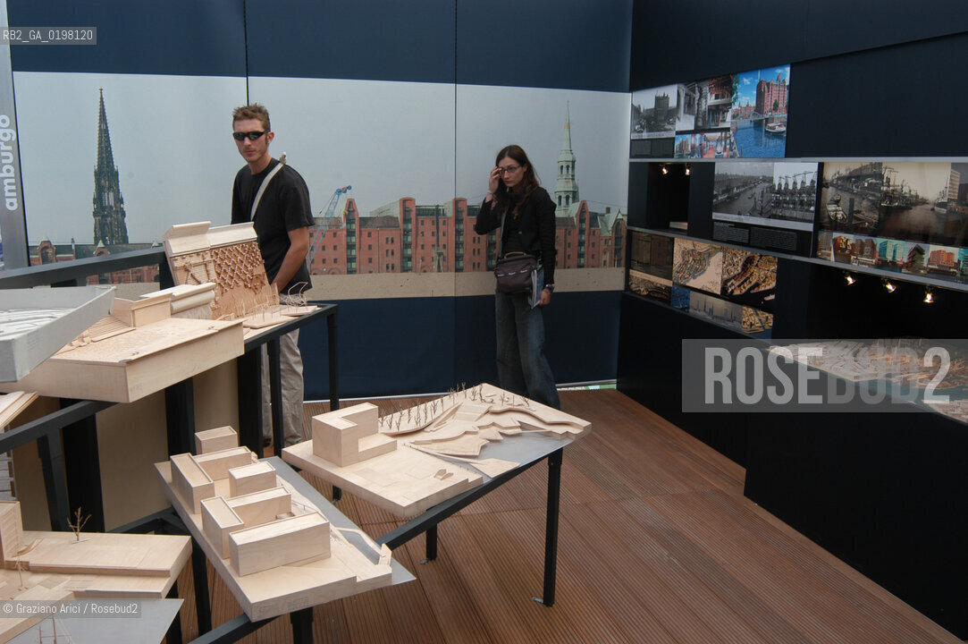 VENEZIA 9¡ BIENNALE ARCHITETTURA PADIGLIONE DI CITTA DACQUA © 2004 Graziano Arici/Rosebud2