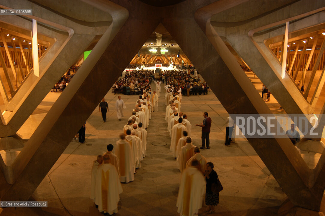 ( FRANCIA -FRANCE)  MIDI-PYRENEES LOURDES : THE UNDERGROUND S.PIO X CHURCH   © 2004 Graziano Arici/Rosebud2 / GEO PELLEGRINAGGIO  MADONNA