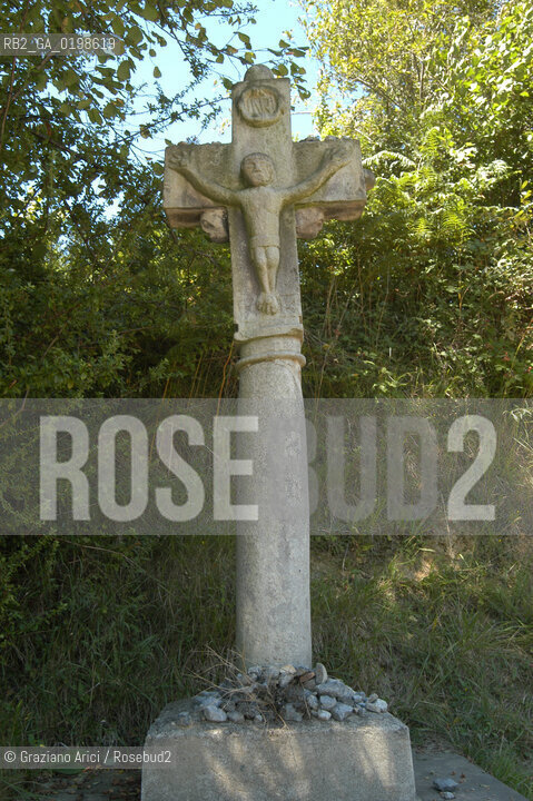 ( FRANCIA -FRANCE)  PAYS BASQUES OSTABAT : THE CROSS OF GALZETABURU ON THE SANTIAGO DE COMPOSTELA PILGRIMS WAY   © 2004 Graziano Arici/Rosebud2 / GEO PELLEGRINAGGIO CAMINO CROCE