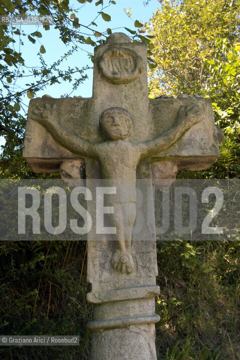( FRANCIA -FRANCE)  PAYS BASQUES OSTABAT : THE CROSS OF GALZETABURU ON THE SANTIAGO DE COMPOSTELA PILGRIMS WAY   © 2004 Graziano Arici/Rosebud2 / GEO PELLEGRINAGGIO CAMINO CROCE