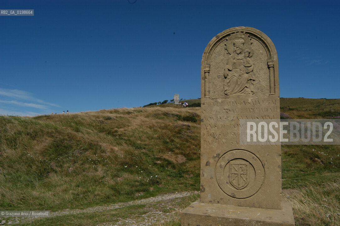 ( SPAGNA - SPAIN)  PAESI BASCHI - BASQUE LAND - VIZCAYA  NAVARRA RONCISVALLE - ORREAGA : THE PASS ON THE WAY TO SANTIAGO DE COMPOSTELA  WHERE ROLANDO DIED IN BATTLE .© 2004 Graziano Arici/Rosebud2 / GEO PELLEGRINAGGIO CAMINO IMBOSCATA CANZONE MONUMENTO