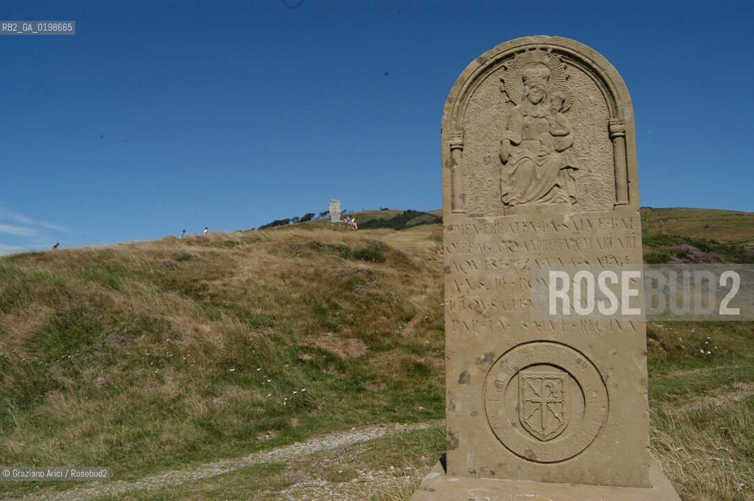 ( SPAGNA - SPAIN)  PAESI BASCHI - BASQUE LAND - VIZCAYA  NAVARRA RONCISVALLE - ORREAGA : THE PASS ON THE WAY TO SANTIAGO DE COMPOSTELA  WHERE ROLANDO DIED IN BATTLE .© 2004 Graziano Arici/Rosebud2 / GEO PELLEGRINAGGIO CAMINO IMBOSCATA CANZONE MONUMENTO