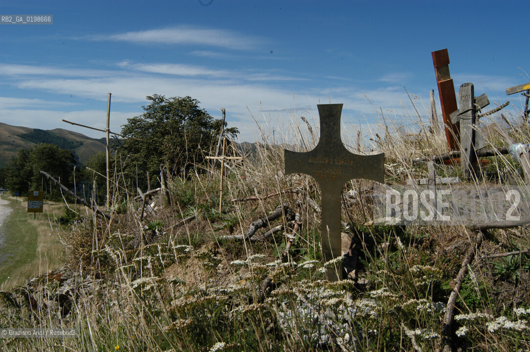 ( SPAGNA - SPAIN)  PAESI BASCHI - BASQUE LAND - VIZCAYA  NAVARRA RONCISVALLE - ORREAGA : THE PASS ON THE WAY TO SANTIAGO DE COMPOSTELA  WHERE ROLANDO DIED IN BATTLE .© 2004 Graziano Arici/Rosebud2 / GEO PELLEGRINAGGIO CAMINO IMBOSCATA CANZONE MONUMENTO