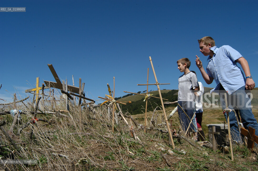 ( SPAGNA - SPAIN)  PAESI BASCHI - BASQUE LAND - VIZCAYA  NAVARRA RONCISVALLE - ORREAGA : THE PASS ON THE WAY TO SANTIAGO DE COMPOSTELA  WHERE ROLANDO DIED IN BATTLE .© 2004 Graziano Arici/Rosebud2 / GEO PELLEGRINAGGIO CAMINO IMBOSCATA CANZONE MONUMENTO