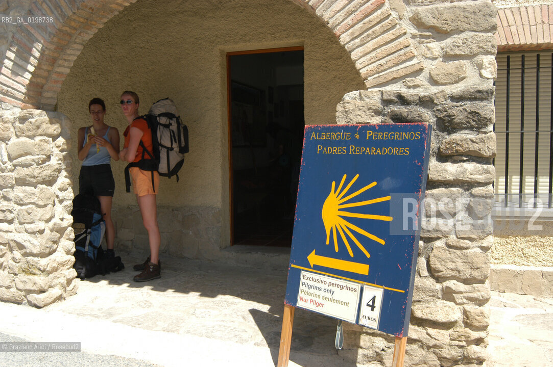 ( SPAGNA - SPAIN)    NAVARRA : PUENTE LA REINA: A  TOWN ON THE WAY TO SANTIAGO DE COMPOSTELA  - HOSTEL FOR THE PILGRIMS  © 2004 Graziano Arici/Rosebud2 / GEO PELLEGRINAGGIO CAMINO CONCHIGLIA.