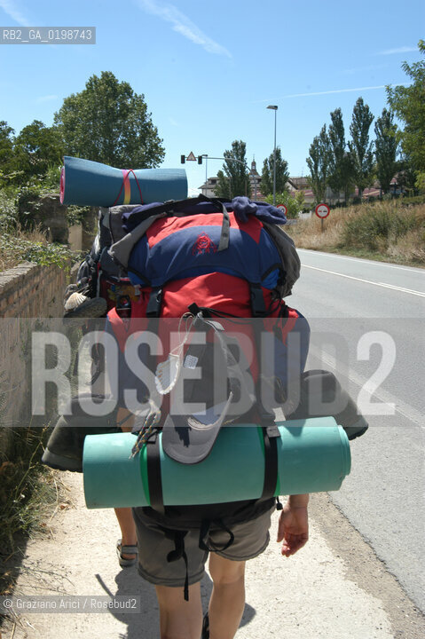 ( SPAGNA - SPAIN)    NAVARRA : PUENTE LA REINA: A  TOWN ON THE WAY TO SANTIAGO DE COMPOSTELA  - PILGRIM  © 2004 Graziano Arici/Rosebud2 / GEO PELLEGRINAGGIO CAMINO CONCHIGLIA.