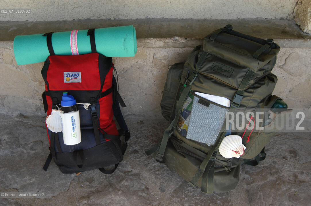 ( SPAGNA - SPAIN)    NAVARRA : PUENTE LA REINA: A  TOWN ON THE WAY TO SANTIAGO DE COMPOSTELA  - PILGRIM  © 2004 Graziano Arici/Rosebud2 / GEO PELLEGRINAGGIO CAMINO CONCHIGLIA.