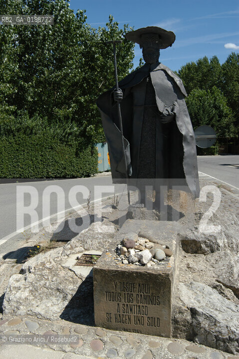 ( SPAGNA - SPAIN)    NAVARRA : PUENTE LA REINA: A  TOWN ON THE WAY TO SANTIAGO DE COMPOSTELA  - MONUMENT TO THE PILGRIM  © 2004 Graziano Arici/Rosebud2 / GEO PELLEGRINAGGIO CAMINO CONCHIGLIA.