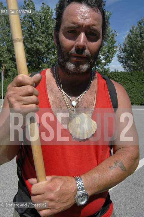 ( SPAGNA - SPAIN)    NAVARRA : PUENTE LA REINA: A  TOWN ON THE WAY TO SANTIAGO DE COMPOSTELA  - PILGRIM  © 2004 Graziano Arici/Rosebud2 / GEO PELLEGRINAGGIO CAMINO CONCHIGLIA.