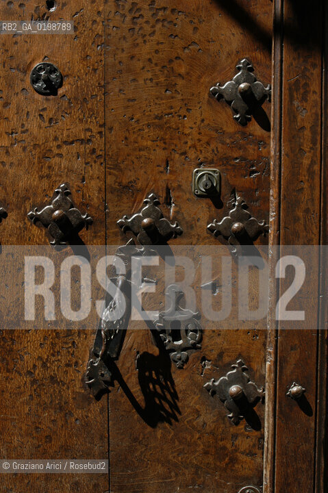 ( SPAGNA - SPAIN)    NAVARRA : PUENTE LA REINA: A  TOWN ON THE WAY TO SANTIAGO DE COMPOSTELA  - DOORS  © 2004 Graziano Arici/Rosebud2 / GEO PELLEGRINAGGIO CAMINO PORTA