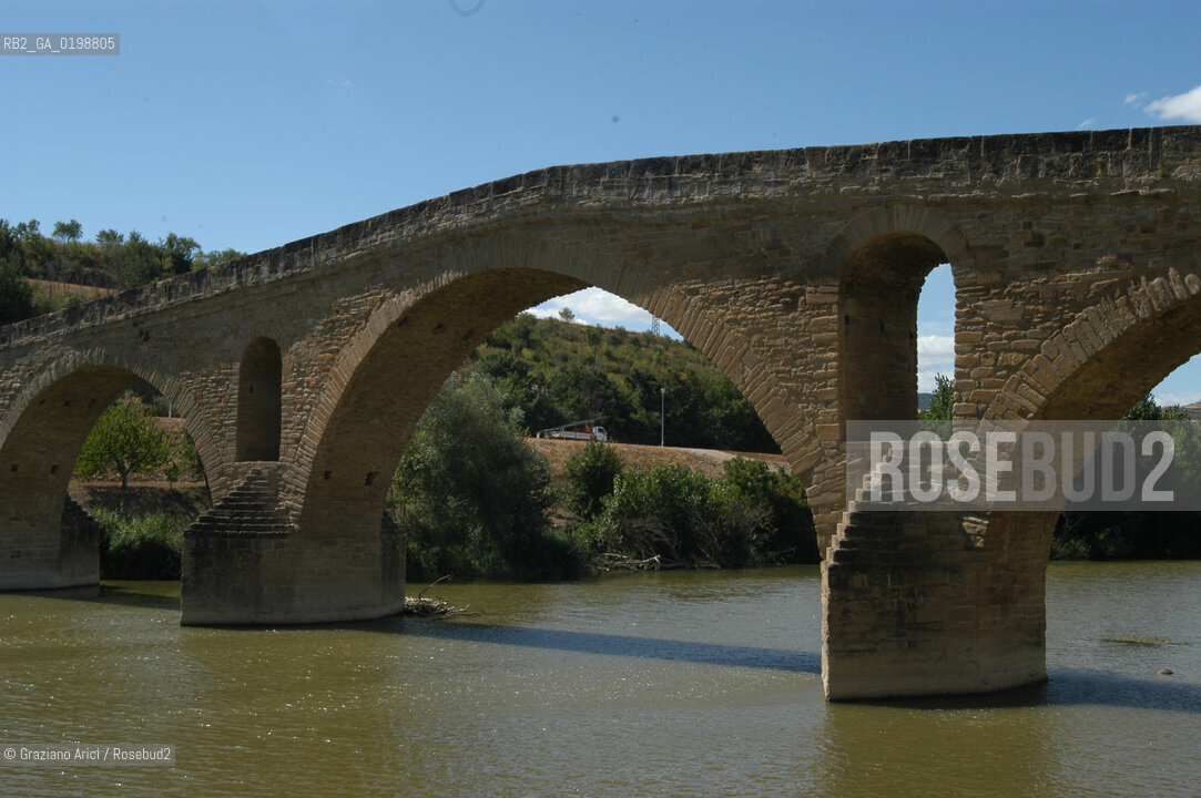 ( SPAGNA - SPAIN)    NAVARRA : PUENTE LA REINA: A  TOWN ON THE WAY TO SANTIAGO DE COMPOSTELA  - THE ROMANIC  BRIDGE © 2004 Graziano Arici/Rosebud2 / GEO PELLEGRINAGGIO CAMINO PONTE ROMANICO