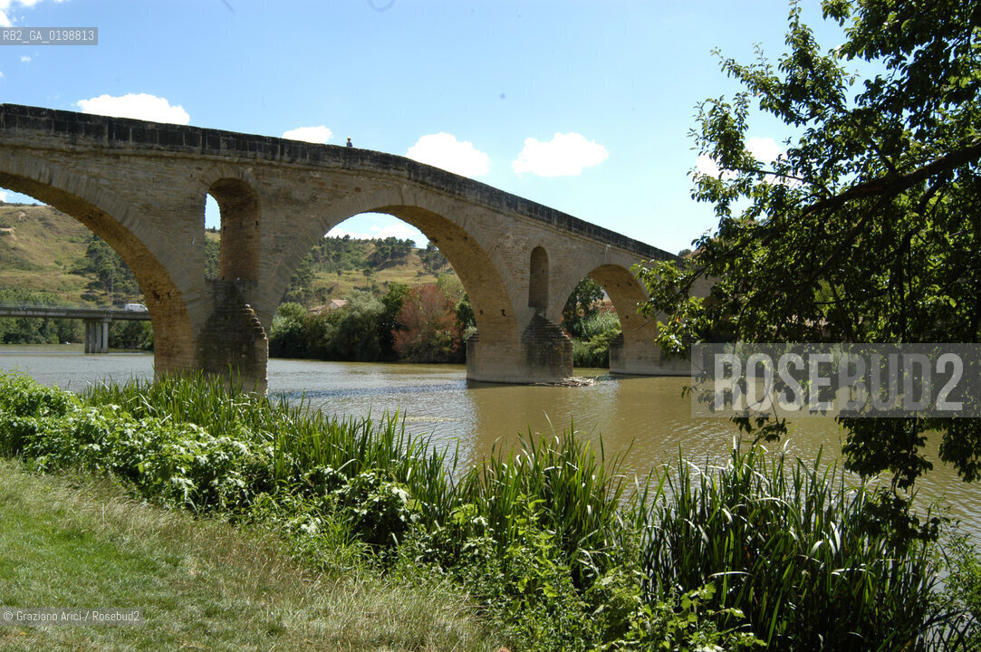 ( SPAGNA - SPAIN)    NAVARRA : PUENTE LA REINA: A  TOWN ON THE WAY TO SANTIAGO DE COMPOSTELA  - THE ROMANIC  BRIDGE © 2004 Graziano Arici/Rosebud2 / GEO PELLEGRINAGGIO CAMINO PONTE ROMANICO