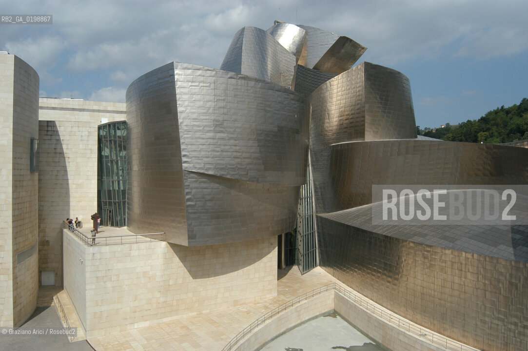 ( SPAGNA - SPAIN) BASQUE LAND VIZCAIA PAESI BASCHI : BILBAO : THE GUGGENHEIM MUSEUM DI FRANK GEHRY-  © 2004 Graziano Arici/Rosebud2 / GEO MUSEO ARCHITETTURA CONTEMPORANEA METALLO