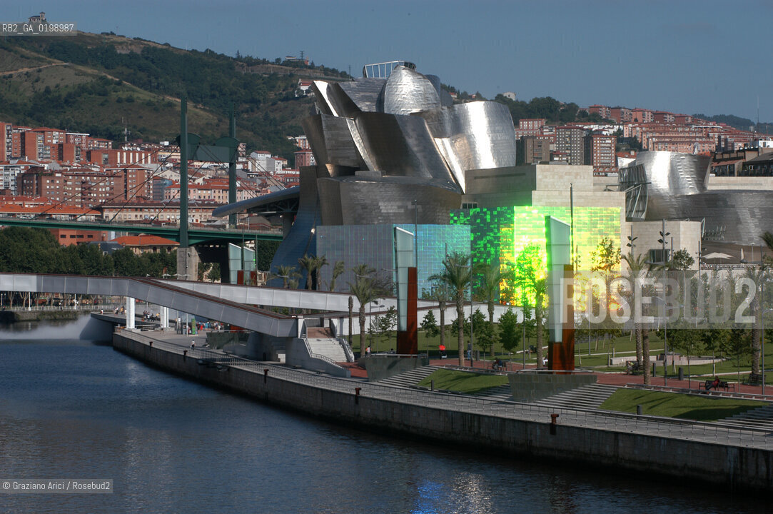 ( SPAGNA - SPAIN) BASQUE LAND VIZCAIA PAESI BASCHI : BILBAO : THE GUGGENHEIM MUSEUM DI FRANK GEHRY-  © 2004 Graziano Arici/Rosebud2 / GEO MUSEO ARCHITETTURA CONTEMPORANEA METALLO