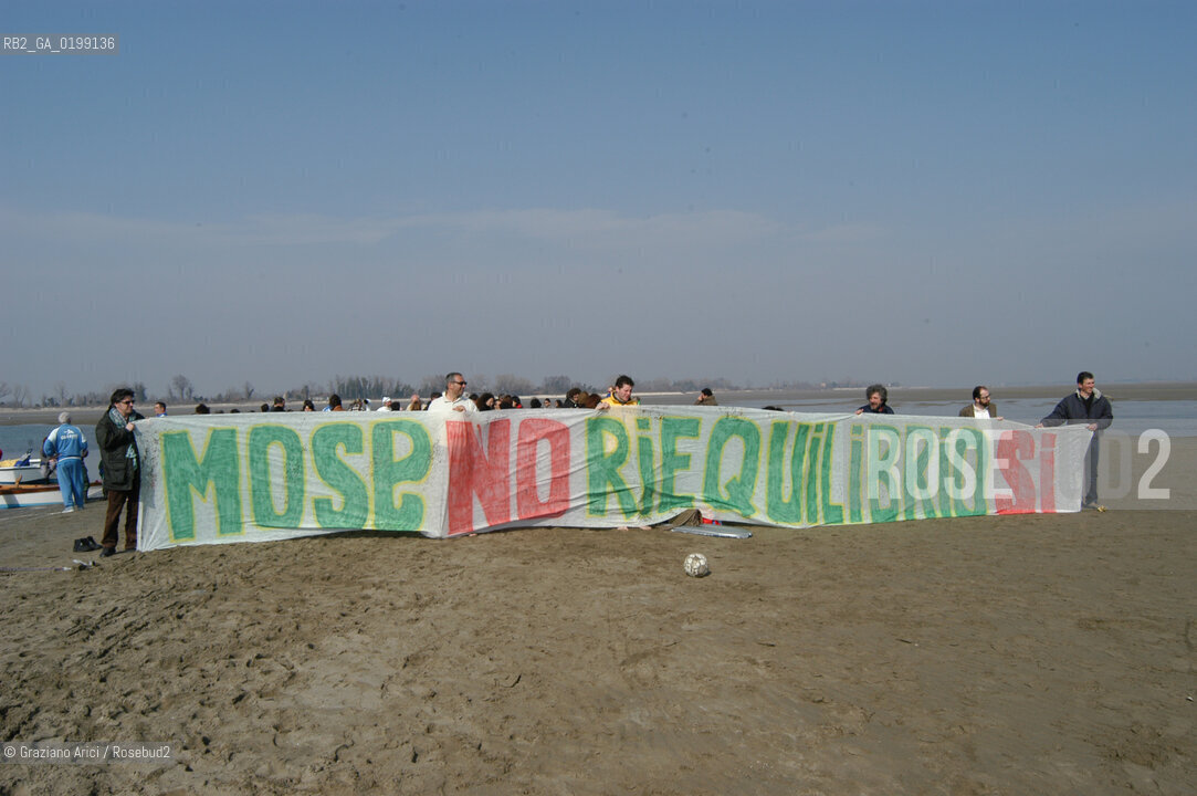 VENEZIA MARZO 2005 : MANIFESTAZIONE CONTRO LE DIGHE MOBILI MOSE AL BACAN ©Graziano Arici/Rosebud2