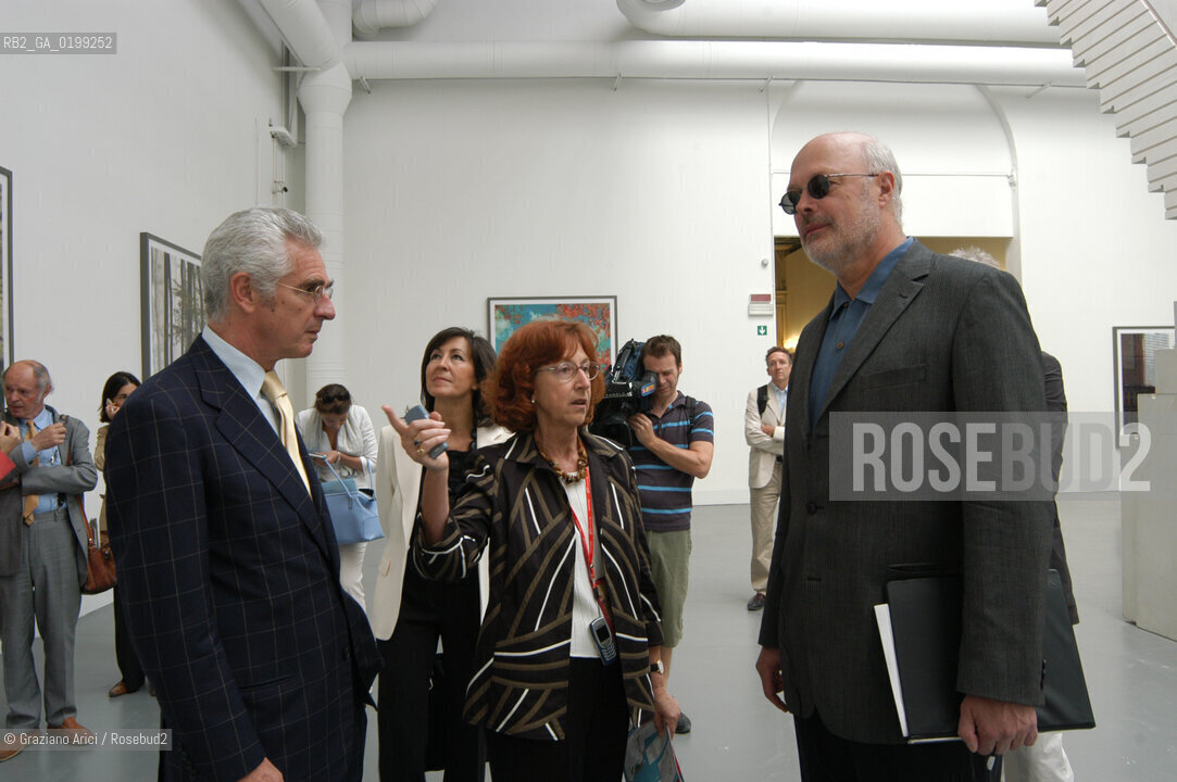 VENEZIA8/06/05 - 51 ESPOSIZIONE INTERNAZIONALE DARTE - IL PRESIDENTE DELLA BIENNALE DAVIDE CROFF LE CURATRICI DELLA BIENNALE DARTE, ROSA MARTINEZ E MARIA DE CORRAL E IL DIRETTORE DEI MUSEI GUGGENHEIM THOMAS KRENS ©Graziano Arici/Rosebud2