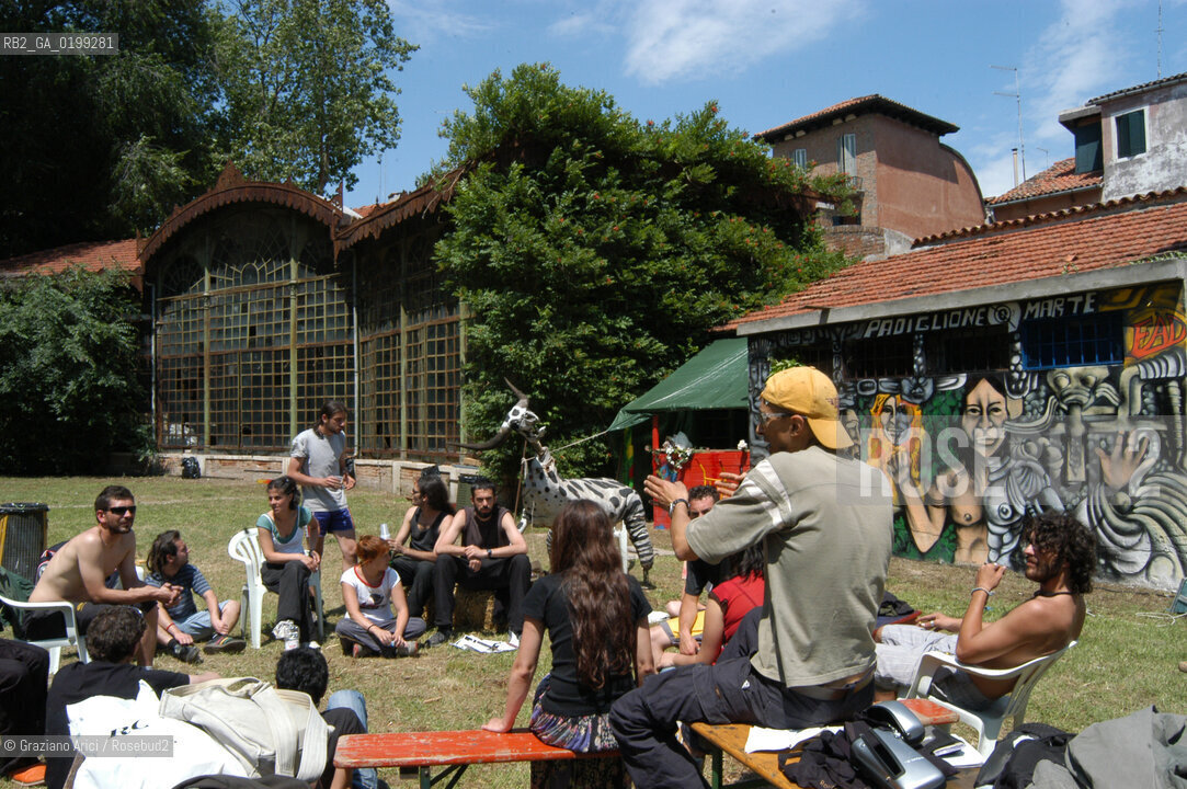 VENEZIA 8/06/05 - IL MARS PAVILION OCCUPATO DAI GIOVANI NO GLOBAL ©Graziano Arici/Rosebud2 BIENNALE GIARDINI