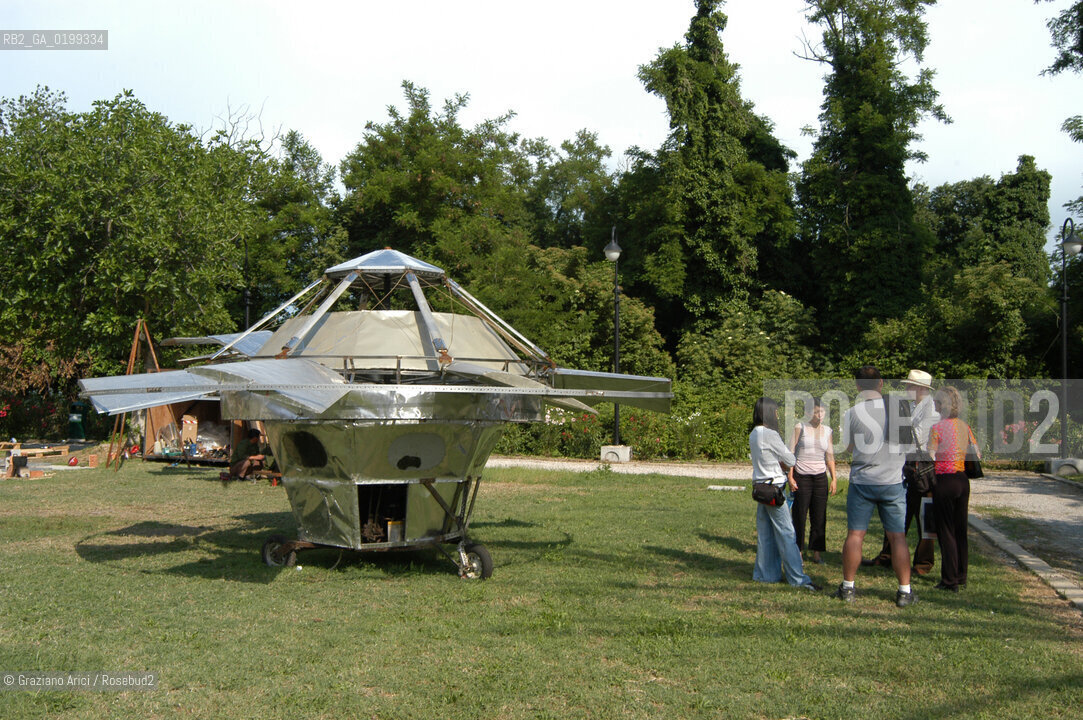 VENEZIA 8/06/05 - 51 ESPOSIZIONE INTERNAZIONALE DARTE - LARSENALE: PADIGLIONE DELLA REPUBBLICA POPOLARE CINESE: INSTALLAZIONE DEGLI ARTISTI  PENGYU E SUNYUAN : UFO  ©Graziano Arici/Rosebud2