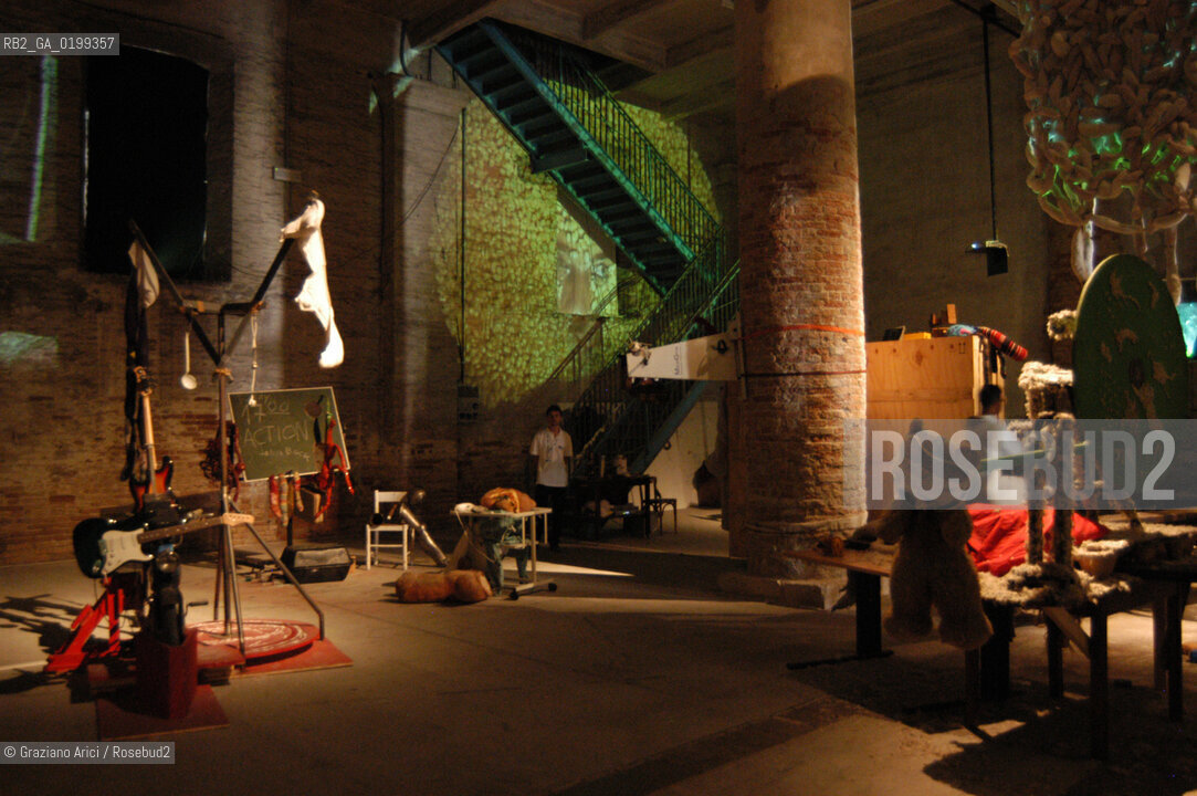 VENEZIA 8/06/05 - 51 ESPOSIZIONE INTERNAZIONALE DARTE - LARSENALE: THE ISTALLATION OF THE ARTIST JOHN BOCK : ZERO HERO ©Graziano Arici/Rosebud2