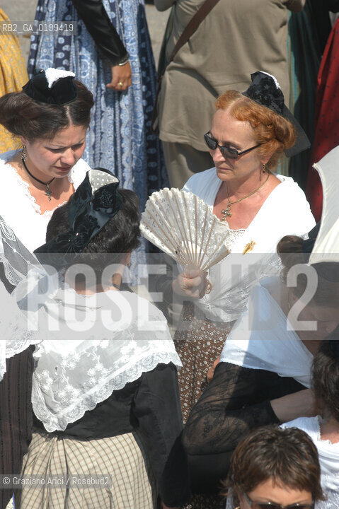 FRANCE - ARLES (PROVENCE-PROVENZA) : COCCARDE DOR FEAST ©Graziano Arici/Rosebud2 GEO COSTUME TIPICO