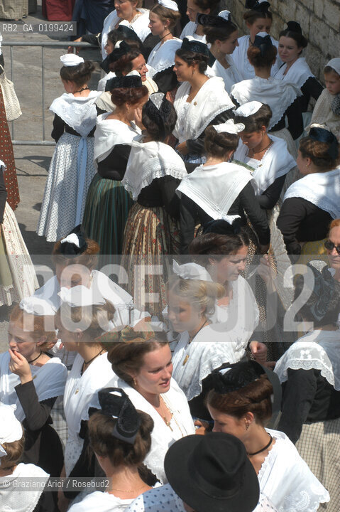 FRANCE - ARLES (PROVENCE-PROVENZA) : COCCARDE DOR FEAST ©Graziano Arici/Rosebud2 GEO COSTUME TIPICO