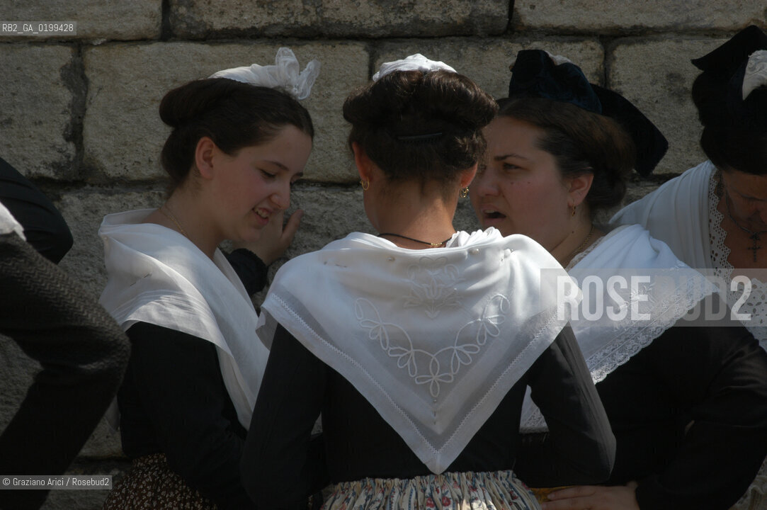 FRANCE - ARLES (PROVENCE-PROVENZA) : COCCARDE DOR FEAST ©Graziano Arici/Rosebud2 GEO COSTUME TIPICO