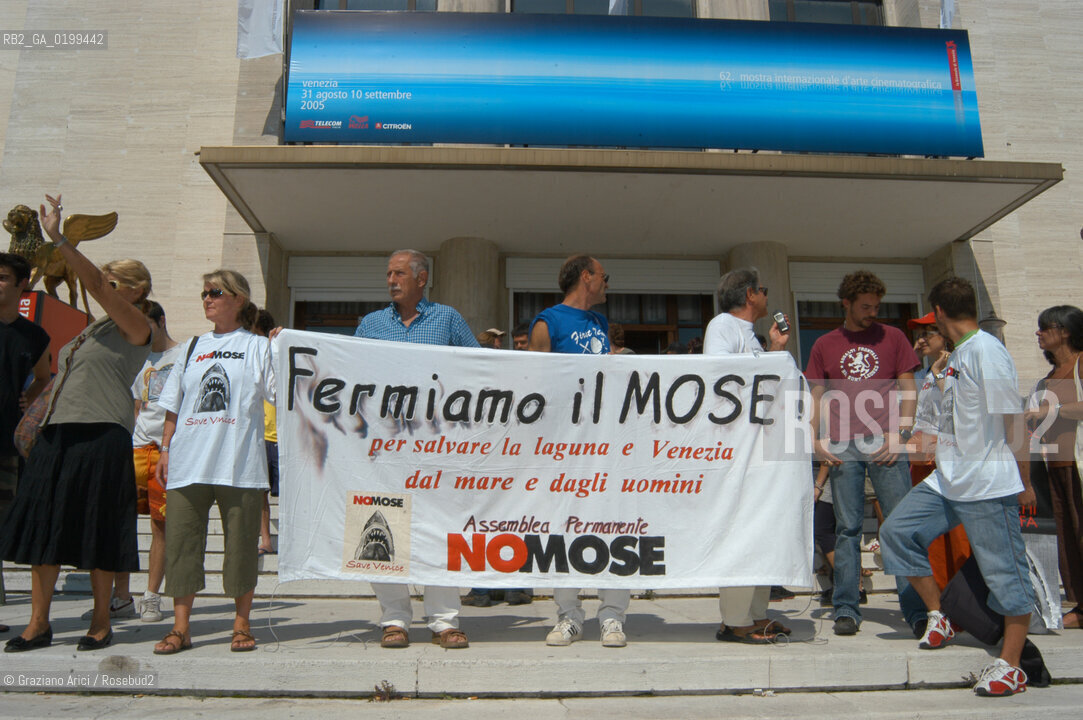 62¡ VENICE FILM FESTIVAL 30/08/05: DEMONSTRATION OF THE NO GLOBAL PEOPLE AGAINST THE MOSE, THE WORKS IN PROGRESS AGAINST THE HIGH TIDE IN VENICE ©Graziano Arici/Rosebud2 BIENNALE