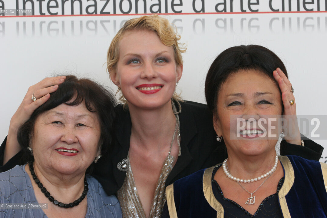 02_09_05 - 62 VENICE FILM FESTIVAL - FILM VOKALDY PARALELDER - THE ACTRESS RENATA LITVINOVA WITH THE SINGER ROZA DZHAMANOVA AND THE SINGER BIBIGUL TULEGENOVA.©Graziano Arici/Rosebud2