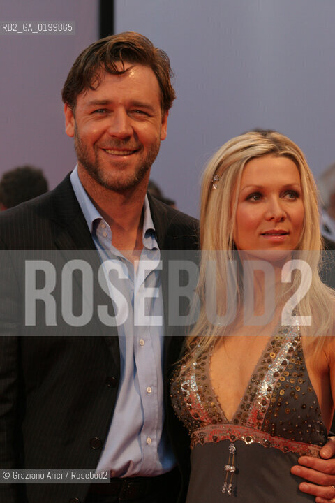 04_09_05 - 62 VENICE FILM FESTIVAL - FILM CINDERELLA MAN - PREMIERE/REDCARPET - THE ACTOR RUSSEL CROWE WITH HIS WIFE DANIELLE SPENCER..©Graziano Arici/Rosebud2