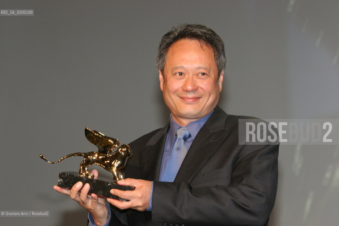 10_09_05 - 62¡ VENICE FILM FESTIVAL : THE OFFICIAL AWARDS  -  GOLDEN LION FOR BEST FILM BROKEBACK MOUNTAIN BY ANG LEE.©Graziano Arici/Rosebud2
