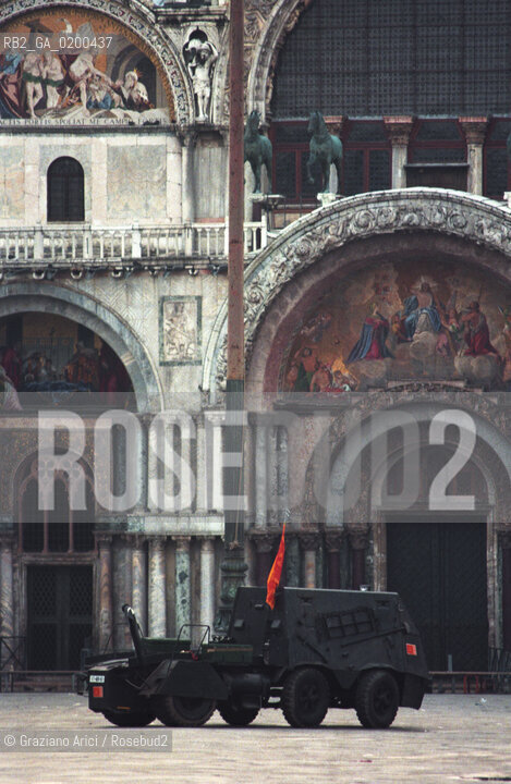 VENEZIA 9/05/1997 : ASSALTO DEL GIS AGLI AUTONOMISTI A VENEZIA IN PIAZZA S.MARCO ©Graziano Arici/Rosebud2  SERENISSIMI / AUTONOMIA / LEGA / CARRO ARMATO