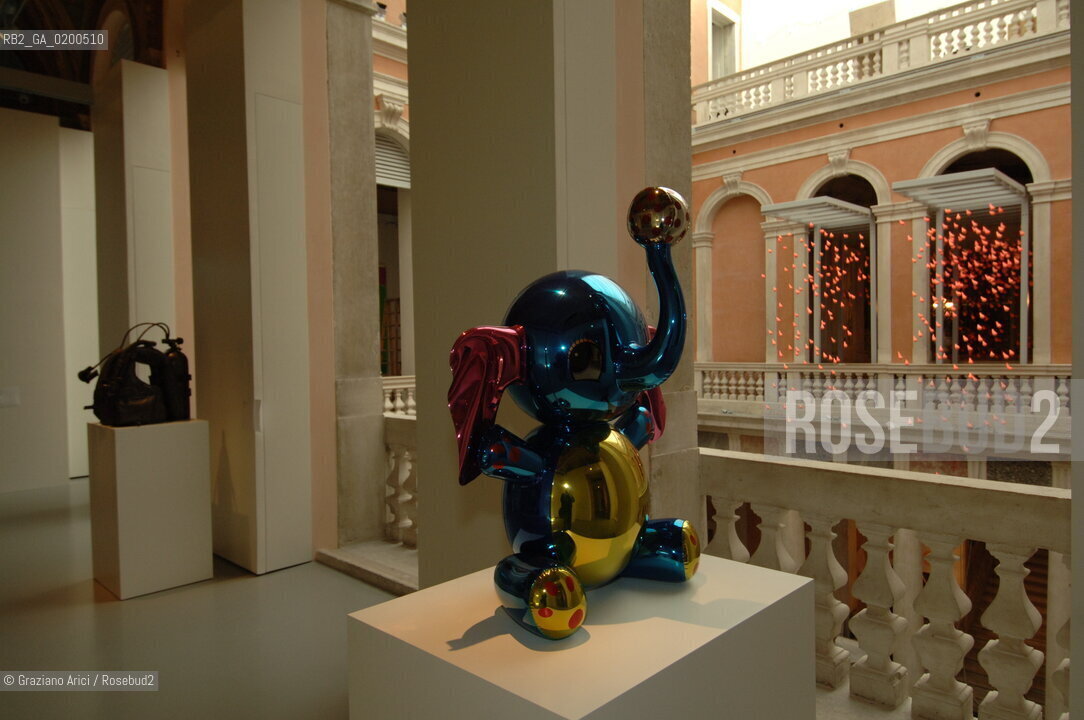 VENICE 22 APRILE 2006 -  MOSTRA A PALAZZO GRASSI  WHERE ARE WE GOING? -  ROOM OF JEFF KOONS ©Graziano Arici/Rosebud2 ARTE