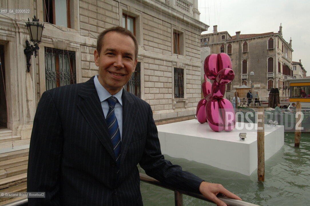 VENICE 27 APRILE 2006 -  MOSTRA A PALAZZO GRASSI  WHERE ARE WE GOING? - THE ARTIST  JEFF KOONS IN FRONT OF PALAZZO GRASSI AND HIS SCULPTURE BALLON DOG  -  ©Graziano Arici/Rosebud2 ARTE