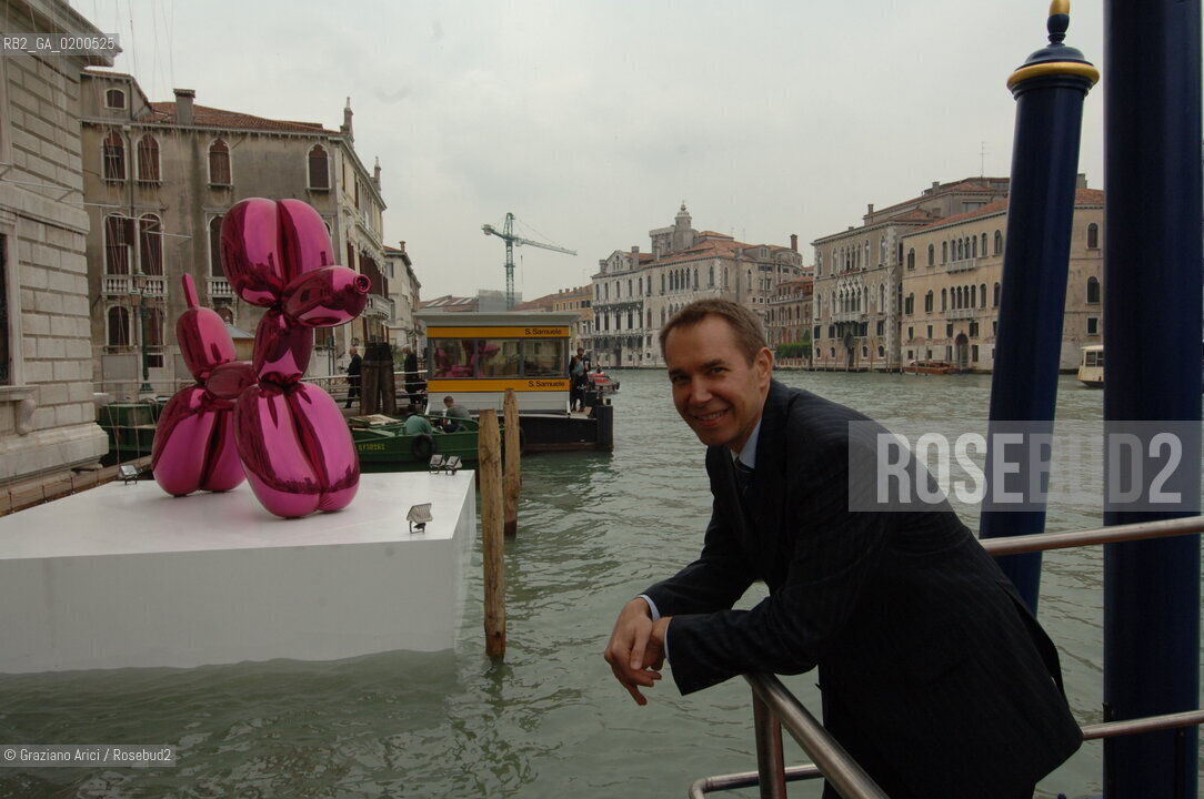 VENICE 27 APRILE 2006 -  MOSTRA A PALAZZO GRASSI  WHERE ARE WE GOING? - THE ARTIST  JEFF KOONS IN FRONT OF PALAZZO GRASSI AND HIS SCULPTURE BALLON DOG  -  ©Graziano Arici/Rosebud2 ARTE