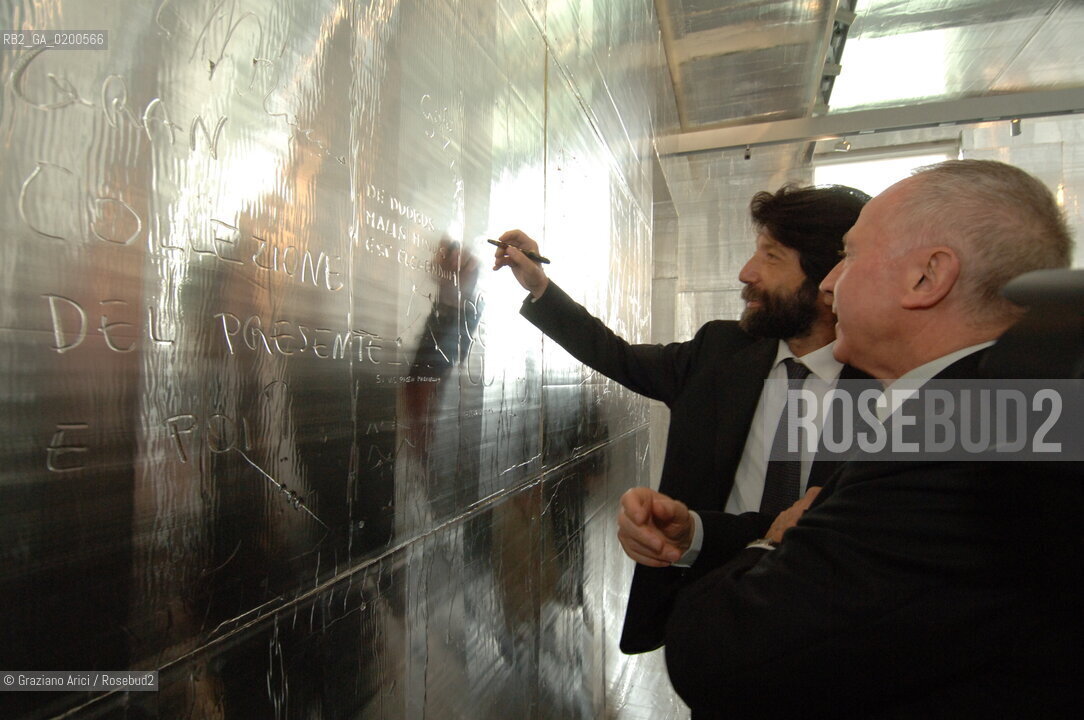 VENICE 29 APRILE 2006 -  MOSTRA A PALAZZO GRASSI  WHERE ARE WE GOING? -  MR PINAULT WITH THE EXPOSITION CURATOR ALLISON GINGERAS , THE DIRECTOR J.J AILLAGON, THE MAYOR OF VENICE MASSIMO CACCIARI -  ©Graziano Arici/Rosebud2 ARTE