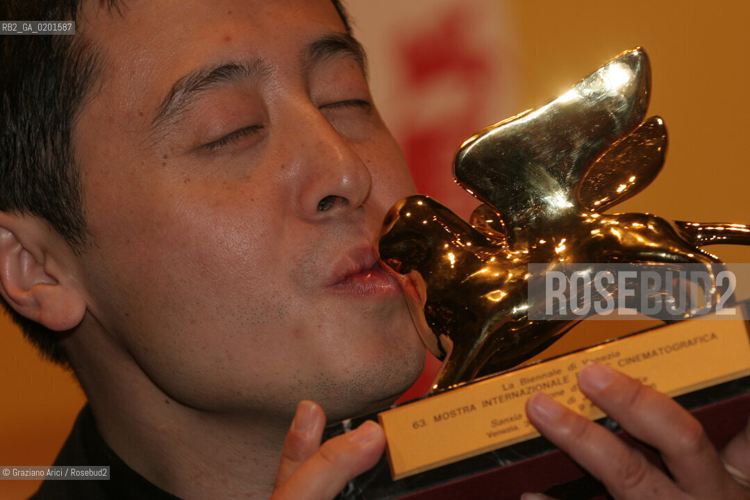 09_9_06 - 63 VENICE FILM FESTIVAL - GOLDEN LION FOR THE BEST FILM TO THE DIRECTOR JIA ZHANG-KE - FILM STILL LIFE ©Graziano Arici/Rosebud2