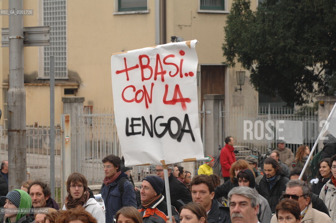 VICENZA 2 DICEMBRE 2006 - MANIFESTAZIONE PER LA PACE E CONTRO LA NUOVA BASE AMERICANA NELLAEREOPORTO DAL MOLIN ©Graziano Arici/Rosebud2