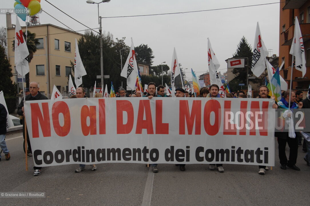 VICENZA 2 DICEMBRE 2006 - MANIFESTAZIONE PER LA PACE E CONTRO LA NUOVA BASE AMERICANA NELLAEREOPORTO DAL MOLIN ©Graziano Arici/Rosebud2