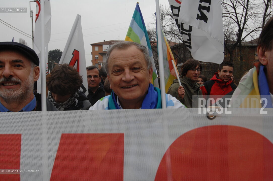 VICENZA 2 DICEMBRE 2006 - MANIFESTAZIONE PER LA PACE E CONTRO LA NUOVA BASE AMERICANA NELLAEREOPORTO DAL MOLIN : IL PRETE DON ALBINO BIZZOTTO FONDATORE DEI BEATI COSTRUTTORI DI PACE ©Graziano Arici/Rosebud2