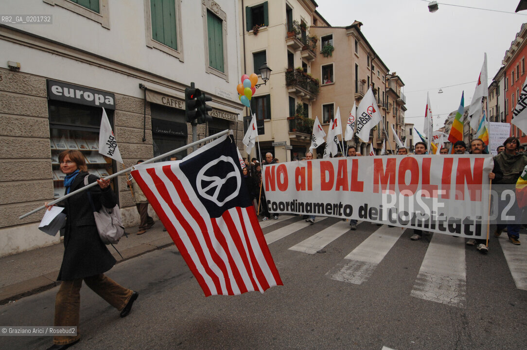 VICENZA 2 DICEMBRE 2006 - MANIFESTAZIONE PER LA PACE E CONTRO LA NUOVA BASE AMERICANA NELLAEREOPORTO DAL MOLIN ©Graziano Arici/Rosebud2